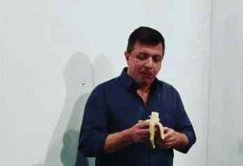 胶带把香蕉粘墙上：行为艺术家吃掉了售价12万美金的香蕉艺术品