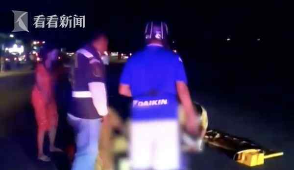 泰国男子与妻吵架赌气坐路中央 结果被车撞倒身亡