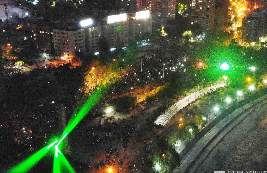 智利骚乱原因是什么智利骚乱现场示威者用镭射灯干扰直升机