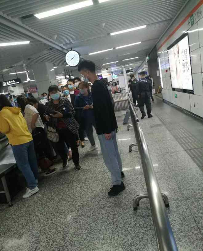 长龙地铁站 支付宝杭州健康码崩了，多处地铁站内排起长龙