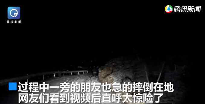 1月16日，重庆一男子下车和朋友聊天，车内女子突然吓得大叫，行车记录仪拍下现场恐怖一幕。