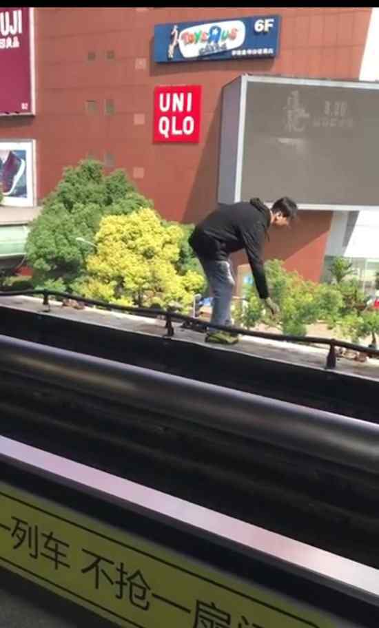 中山公园事件 上海中山公园龙之梦对面地铁站一男子跳楼身亡