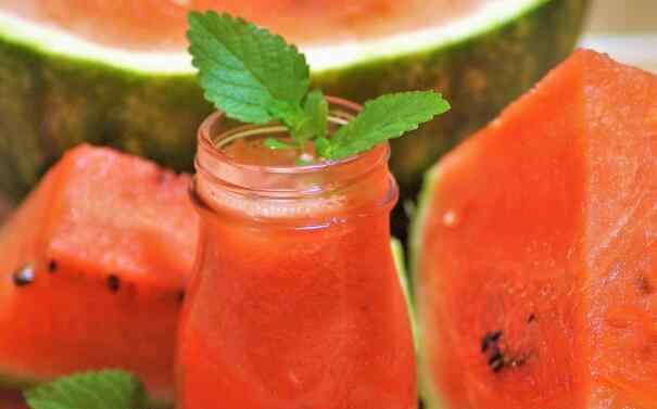 西瓜汁怎么榨好喝 西瓜和什么搭配榨汁好喝 榨西瓜汁要加水吗