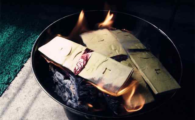 大年三十烧纸钱的讲究 大年三十烧纸钱怎么写 年三十晚上烧纸是为什么