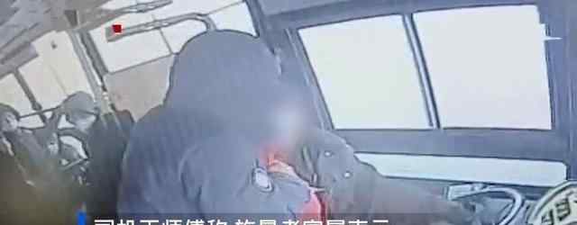 公交司机遭乘客疯狂锤头缝20针 乘客影响驾驶员驾驶违法吗