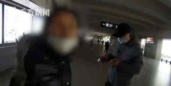 上海一位阿姨为了吃汤圆，经常专程坐火车赶去苏州，结果却被车站监控拍下她的举动，画面令人不齿