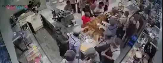 外卖员工连续斗殴 外卖员等餐崩溃怒砸店被打，与餐厅冲突何时休？