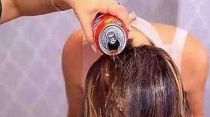 女子用可乐洗头吹干后奇迹出现了 真的可以吗？
