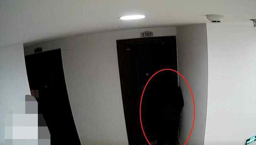 女孩醉酒凌晨回家男子一路尾随到门口 楼道监控拍下恐怖画面