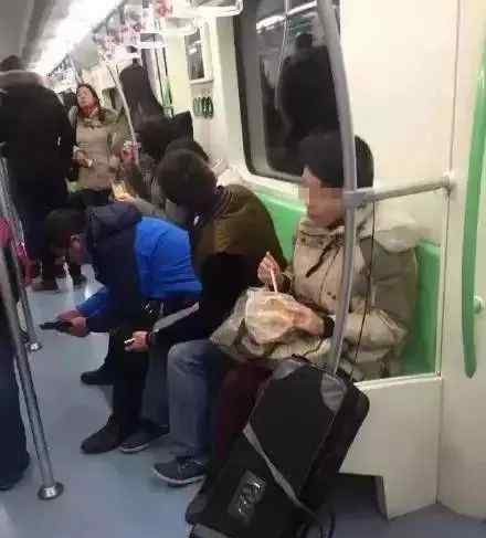 地铁凤爪女 上海地铁“凤爪女”转战北京啃沙琪玛？ 网友的评论亮了……