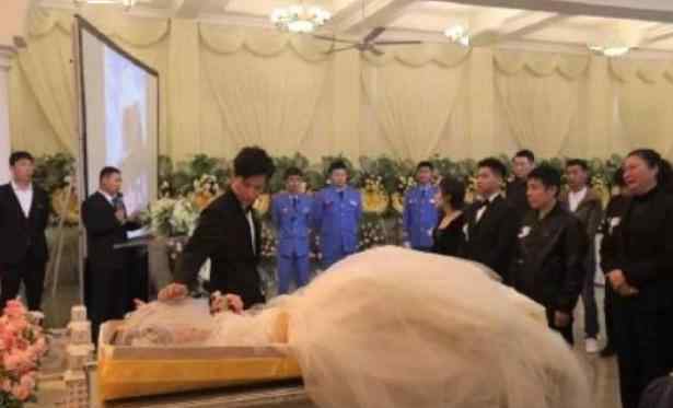 一年前辽宁男子在殡仪馆娶亡妻轰动全国，近日女方妈妈发声回应，说出惊人真相让网友炸锅。
