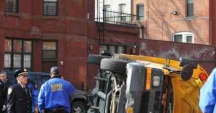 纽约校车汽车相撞 悲剧真相实在太惨了
