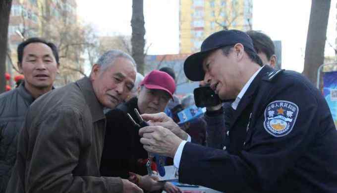张惠领 《神探亨特张》原型张惠领走进北京双榆树社区讲防范