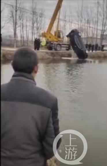 河南黑色轿车坠入鱼塘致2人身亡 遇难者身份曝光令人痛心