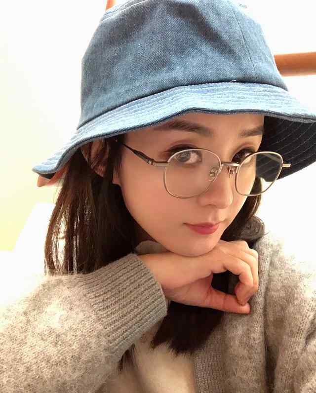 赵丽颖自拍照 赵丽颖久违晒自拍，戴渔夫帽大眼迷人