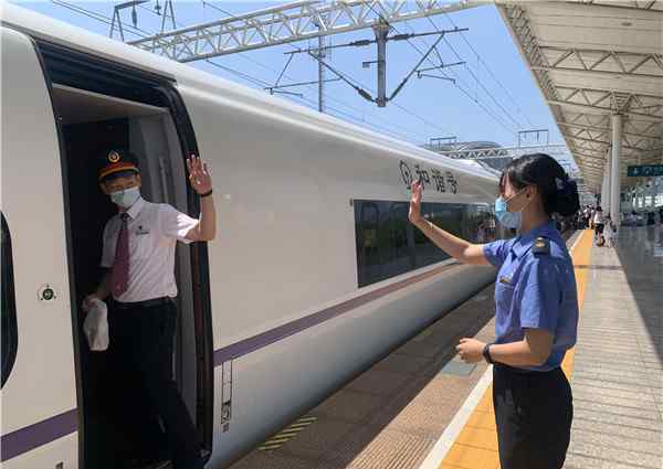 瑞安火车站 6年分居两地 这次他开着动车来到瑞安站停在她面前
