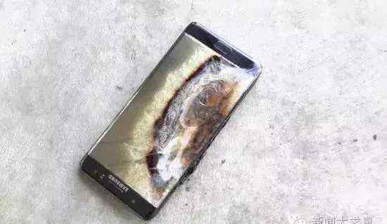 iphone爆炸 苹果手机整晚充电竟然爆炸？真相在此，太可怕了！