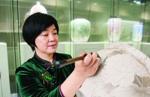 黄小玲 “更好的作品可能是下一件” ——记中国陶瓷艺术大师、醴泉窑艺创办人黄小玲
