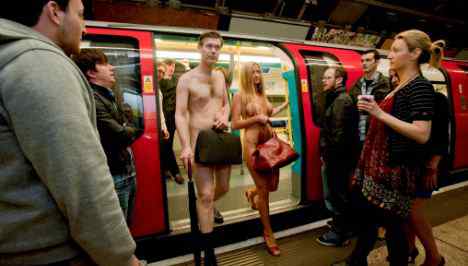 裸体上班族 伦敦地铁现“裸体上班族” 为电视节目宣传