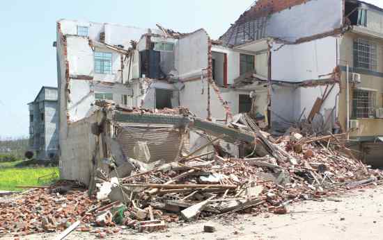居民楼倒塌 株洲一住宅楼一夜间垮塌了，事发前地基三次下沉