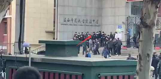 云南一中学校门口有学生被架刀劫持 究竟发生了什么?