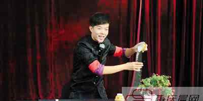 仙人摘豆 重庆小伙把“中国传统戏法”融入魔术表演