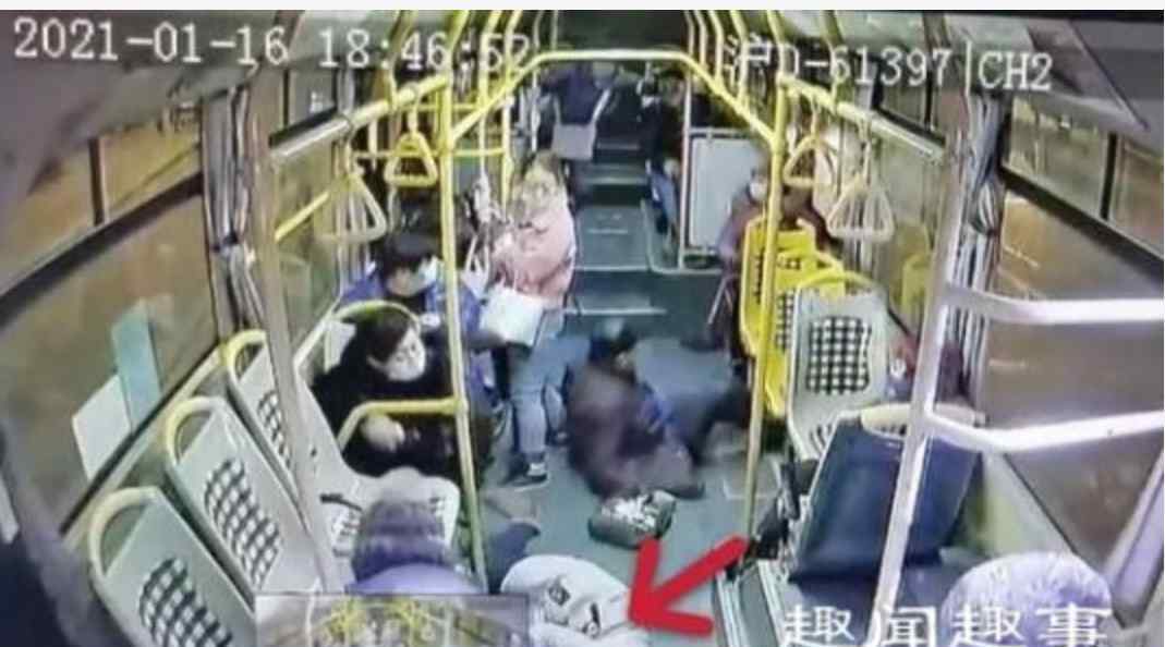 上海公交急刹车女乘客被甩2米远不治身亡 监控拍下恐怖全程