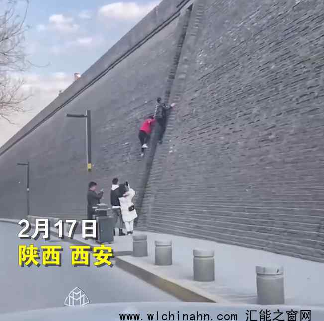 男子徒手攀爬西安600年古城墙 这是什么场面