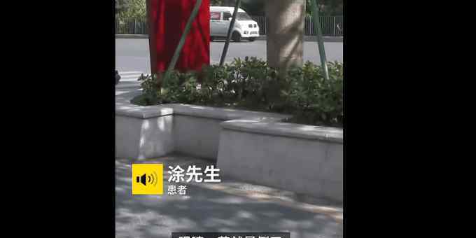 路人用AED抢救男子