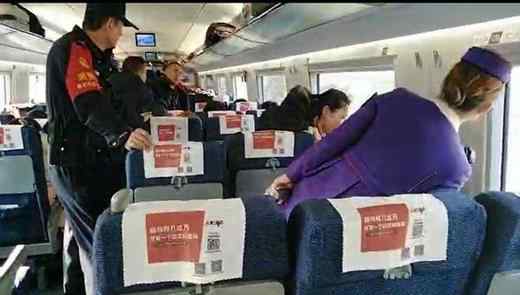 乘客戴鸭嘴兽口罩列车上吃苹果 坐火车戴口罩吃饭怎么办 坐火车戴口罩怎么吃东西