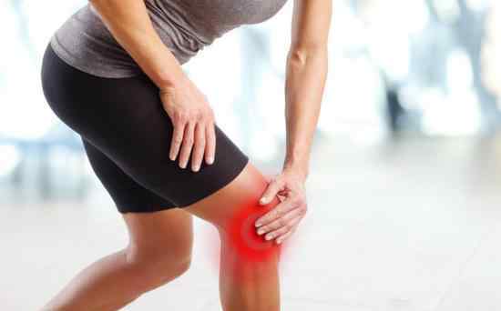 下蹲时膝盖响是怎么回事 膝盖“咔咔作响”是怎么回事？有这4种情况是正常的