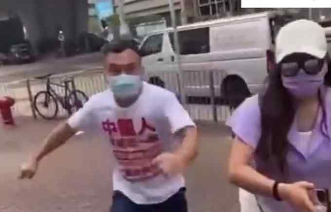 香港市民穿“中国人不吃这一套”T恤 黑记追拍骚扰 结局引起舒适！