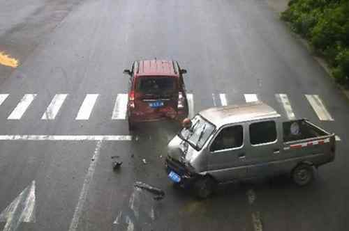 人头撞出挡风玻璃 车祸司机人头撞出挡风玻璃 惊险车祸只因为没有系安全带