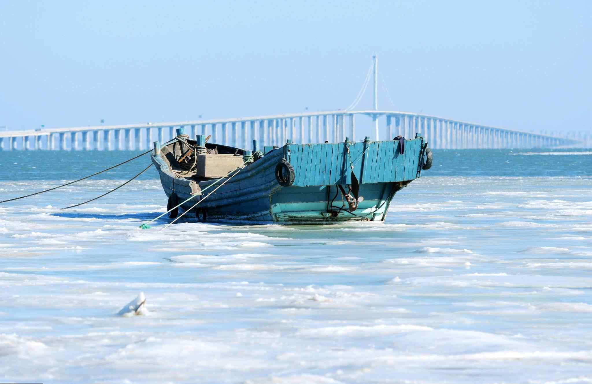 青岛现零下16度极寒天气海水直接被冻住 市民拍下罕见一幕