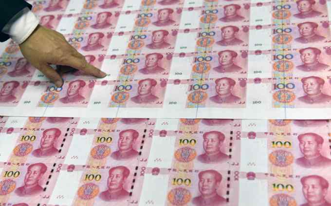 杭州女子随身携带10万元人民币 全是崭新的！真相让人后背发凉
