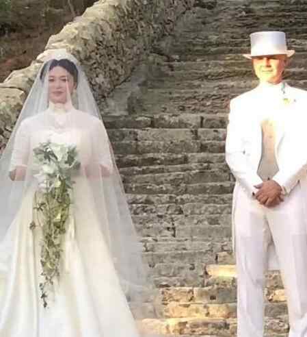 金星复婚 20日娱乐精选：49岁金星与老公汉斯复婚，身穿白色婚纱美成小仙女