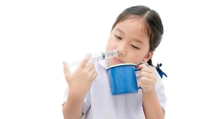 生理盐水怎么洗鼻子 鼻炎冲洗鼻腔，用自来水、生理盐水还是海盐水？听听药师怎么说