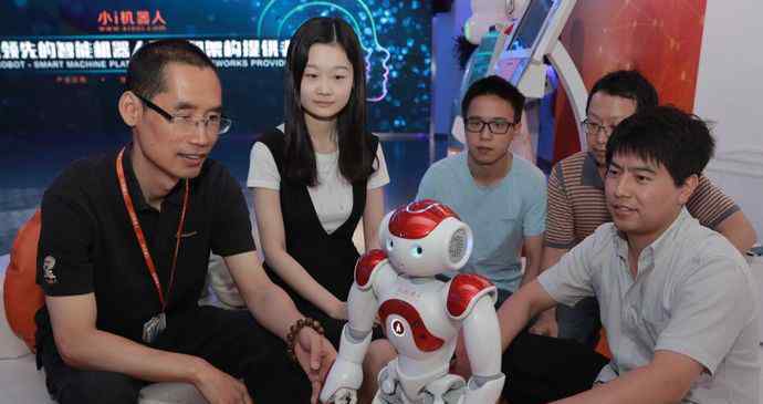 机器人之父 小i机器人创始人袁辉 十几年坚守终成中国机器人之父