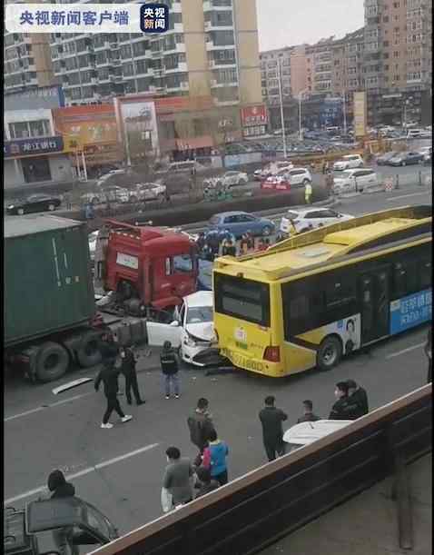 哈尔滨一重型半挂牵引车与多车刮撞 到底是什么状况？