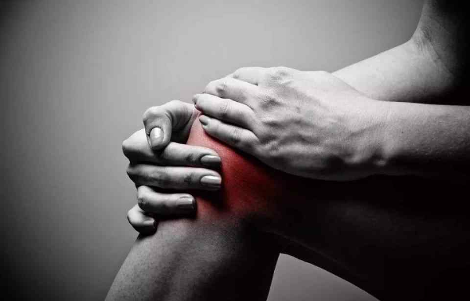 膝关节积液是什么原因造成的 关节积液是怎么形成的？膝关节积液是什么原因造成的？-健康百科