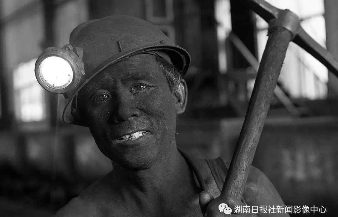 煤矿工人 煤矿工人：在黑暗中开采“光明”