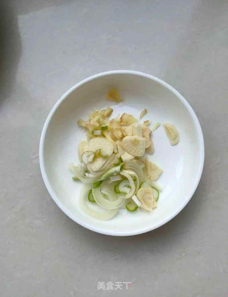 韭菜炒粉条的做法 豆芽粉条炒韭菜：全素的小炒，做法超简单，还特别好吃