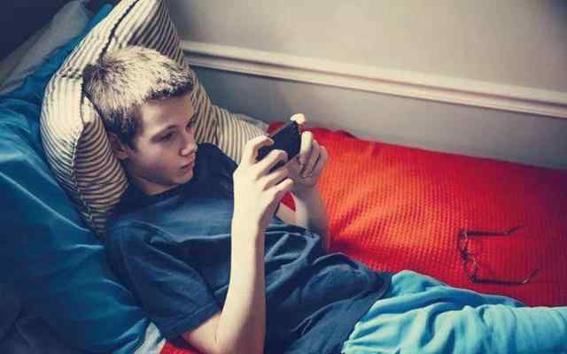 孩子沉迷手机怎么办 孩子沉迷手机和游戏，父母该怎么办？一个案例告诉你真实的原因