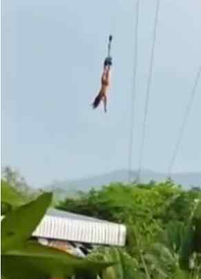 蹦极视频 女子穿连衣裙蹦极视频 掉落一瞬间衣服飞向远方