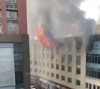 合肥三里街起火火灾真相 汽配城一栋楼失火火势很大