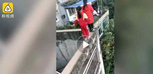 曝学生高墙走钢丝 可怕至极真相让人吓尿了