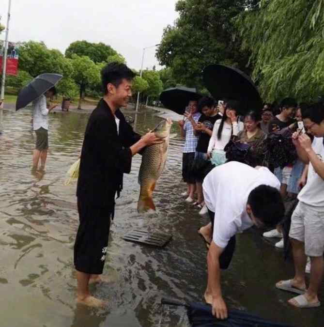 南京全城暴雨 南京全城暴雨!市民上街摸鱼、75个航班因暴雨延误