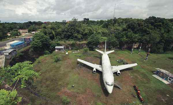 巴厘岛飞机 神秘波音737飞机被弃巴厘岛 引众多游客前往参观