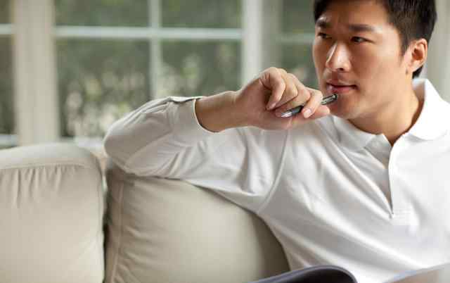 男人缺乏安全感的原因 男人睡觉时习惯用腿“压着你”,多半是以下3个原因，超准