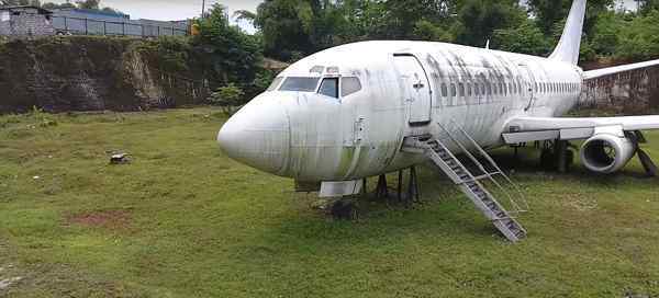巴厘岛飞机 神秘波音737飞机被弃巴厘岛 引众多游客前往参观